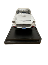 Load image into Gallery viewer, ROAD Signature Ford 1957 Thunderbird 1:18 Model Car
