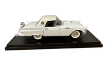 Load image into Gallery viewer, ROAD Signature Ford 1957 Thunderbird 1:18 Model Car
