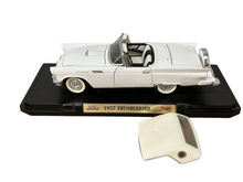 Load image into Gallery viewer, ROAD Signature Ford 1957 Thunderbird 1:18 Model Car
