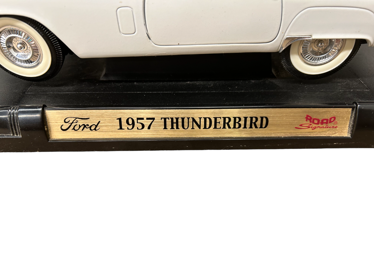 ROAD Signature Ford 1957 Thunderbird 1:18 Model Car