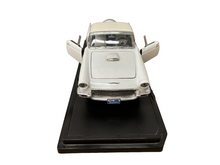 Load image into Gallery viewer, ROAD Signature Ford 1957 Thunderbird 1:18 Model Car
