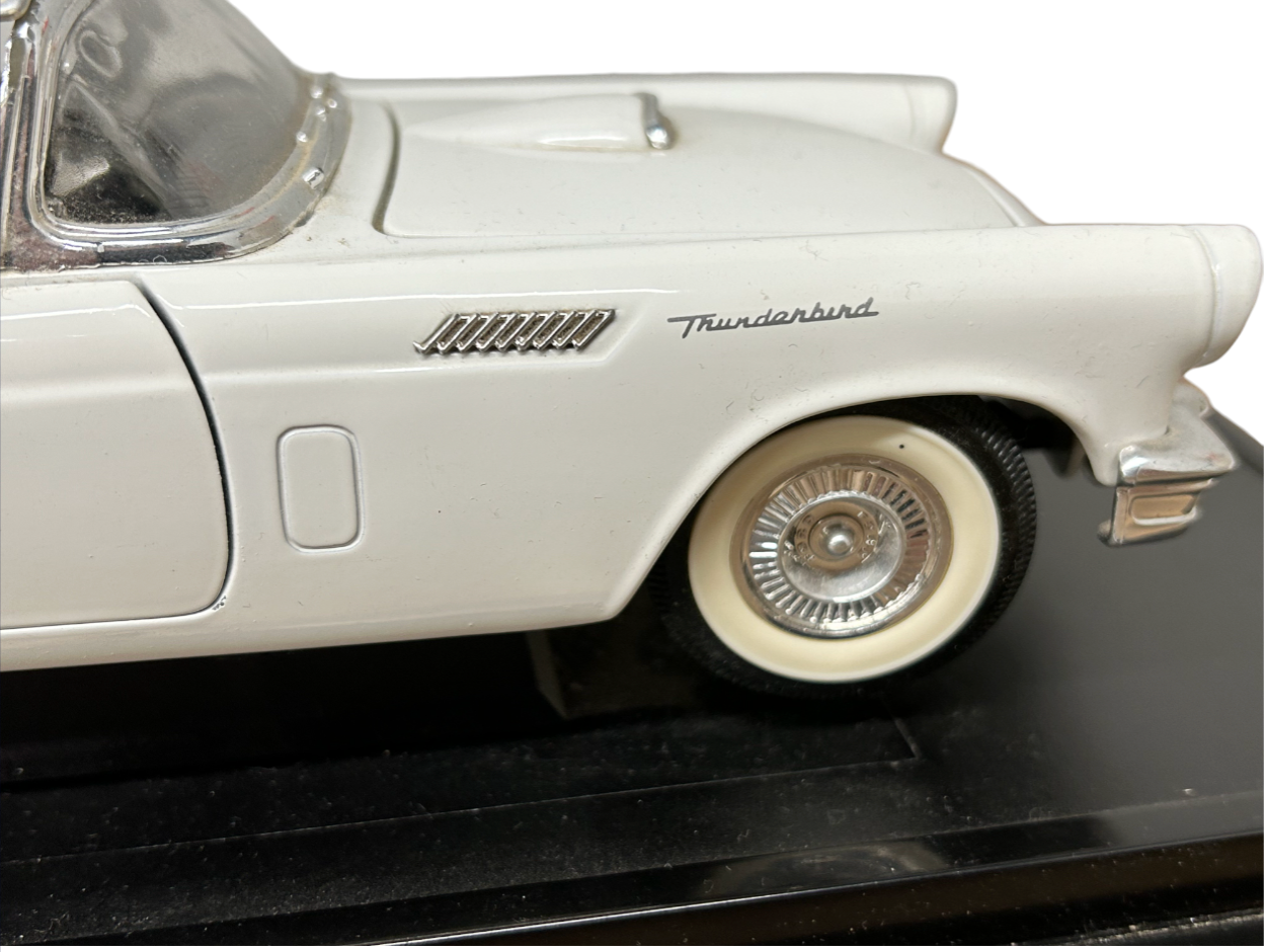 ROAD Signature Ford 1957 Thunderbird 1:18 Model Car